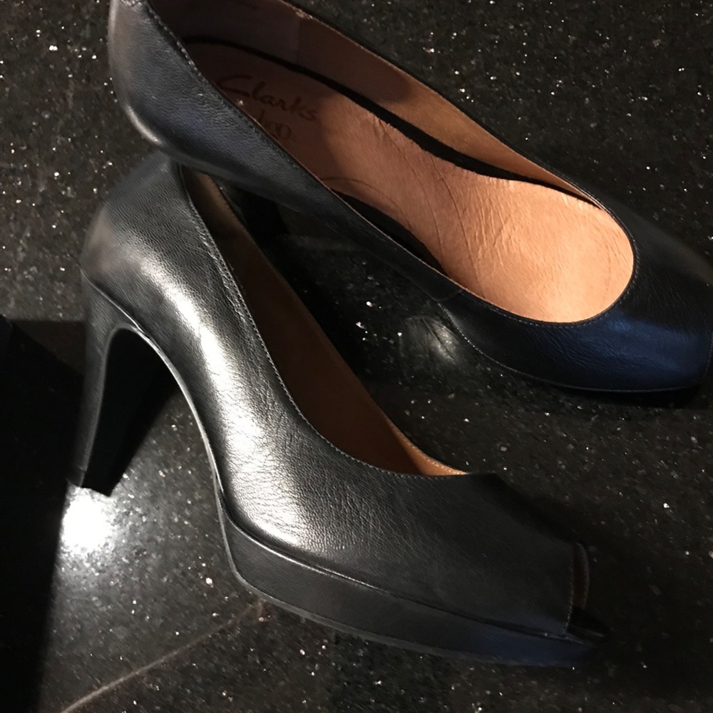 NWT INDIGO BY CLARK brand new Black Leather 3.5 inch Open Toe Pump Size 8M